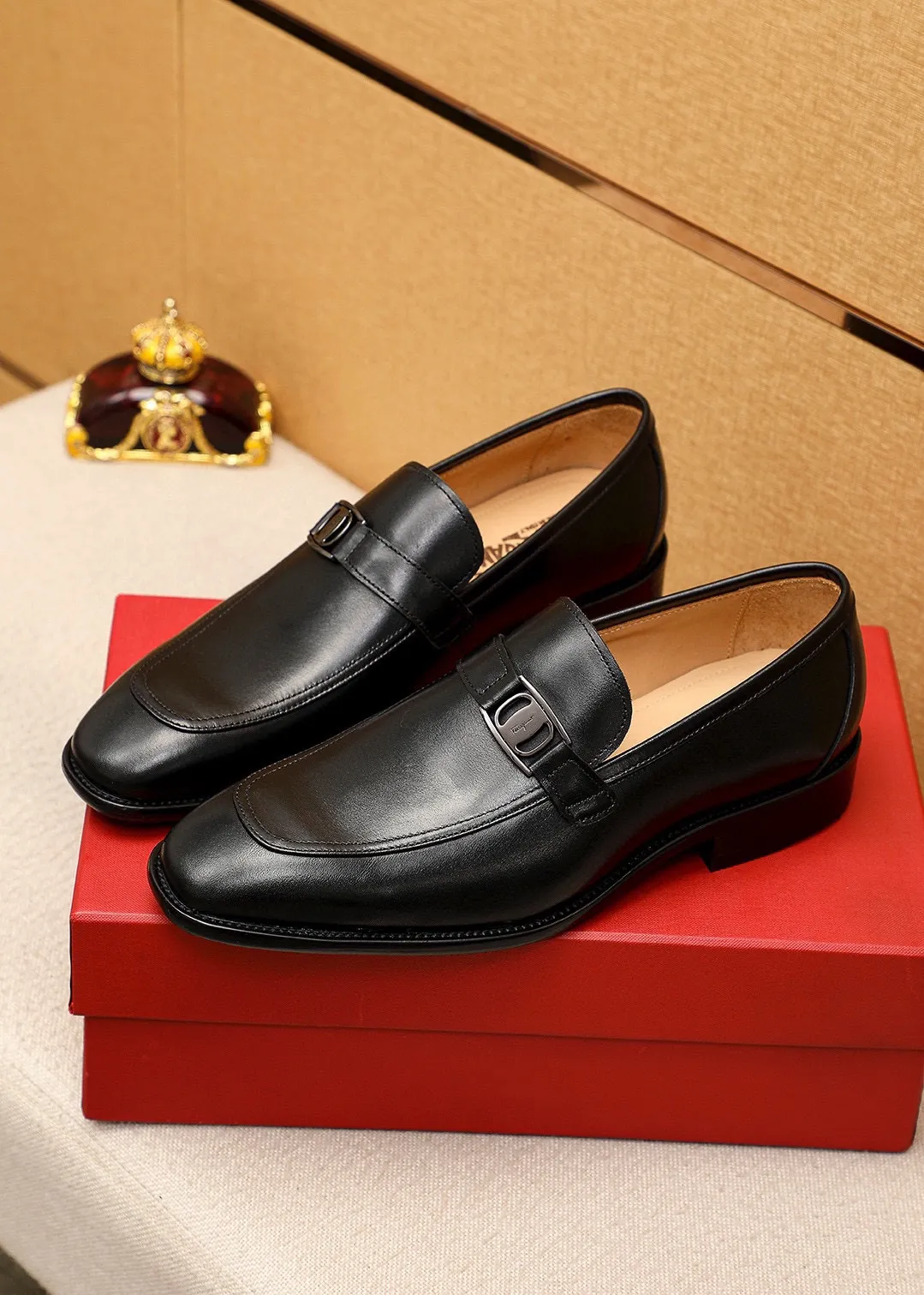 Men's shoes💰480💰 Product trademark: Ferragamo "Ferragamo" casual leather shoes Regular size: 38-44 (custom-made for 45🉑️) Product materials: Selected imported first-layer calfskin upper + original hardware buckle, imported water-dyed cowhide leather lining. Strong three-dimensional visual effect, combined outsole Color: 1⃣️color optional